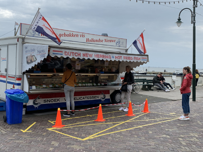 NOC-Covid-19-005 Viskraam op de Dijk in Volendam tijdens de Covid-19-epidemie. Er gelden landelijke quarantine regels ...